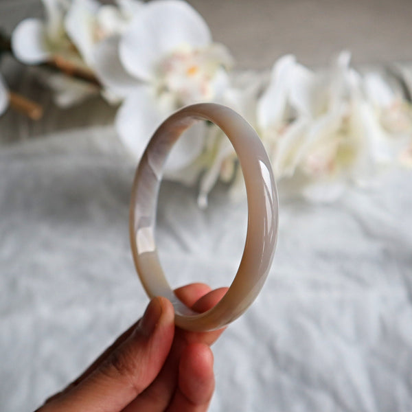 Polished agate bracelet for emotional grounding