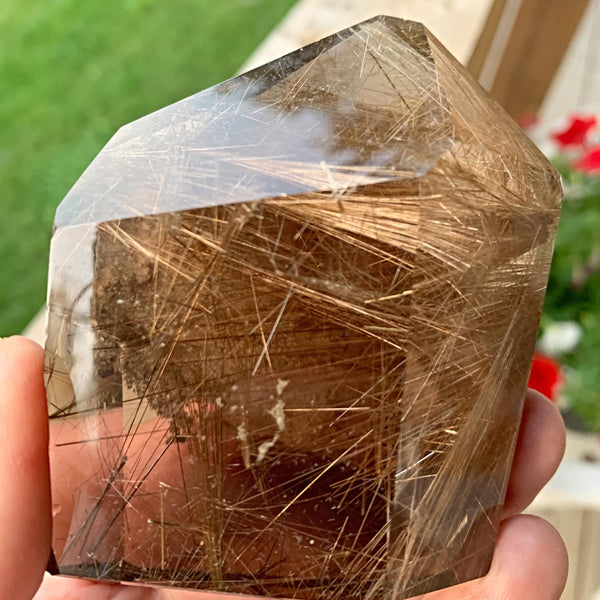 Crystal tower for grounding and focus