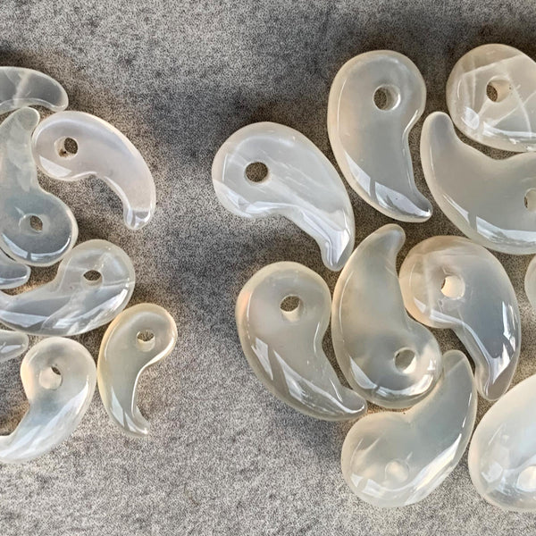 2.	Authentic moonstone magatama 勾玉 for protection and healing lunar energy