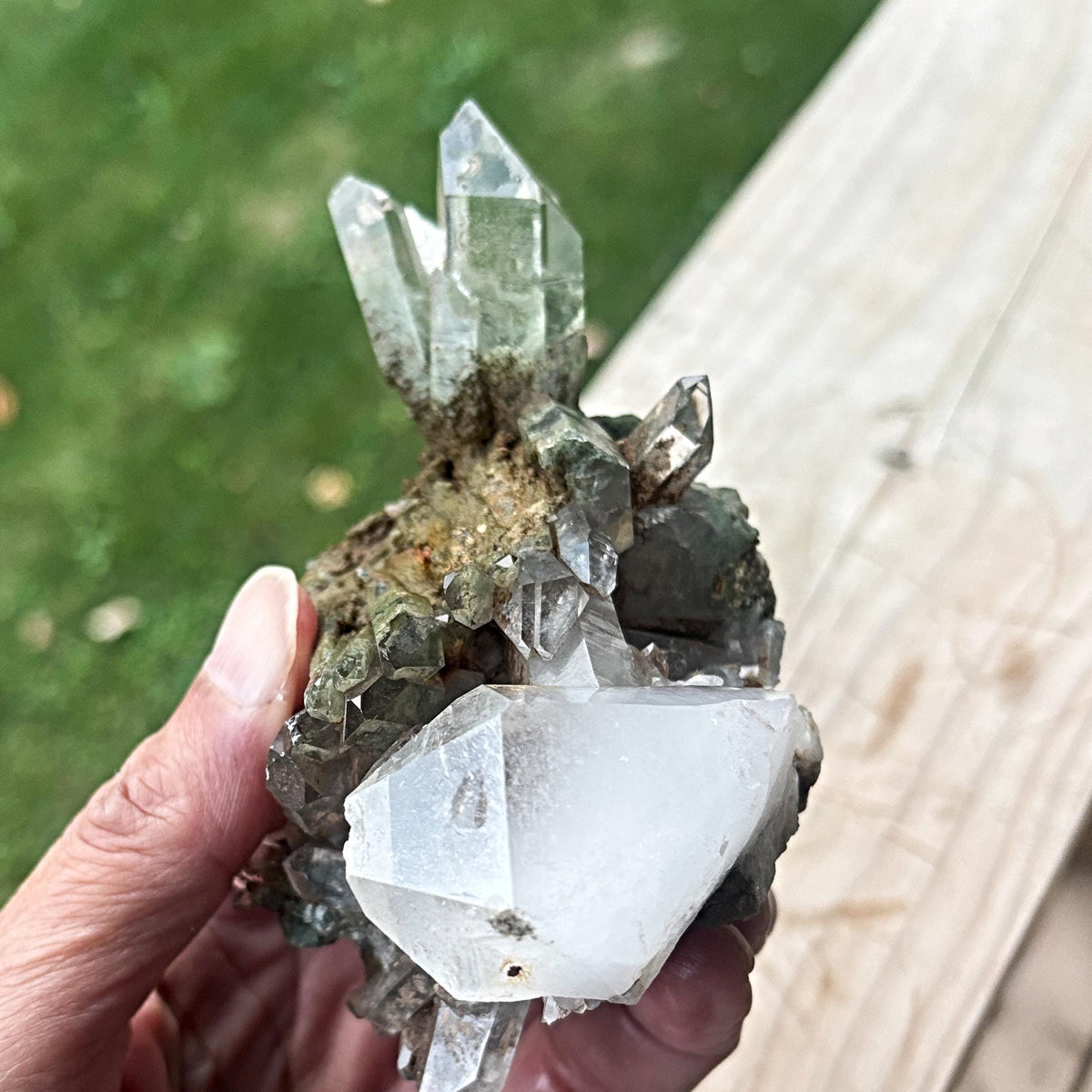 green chlorite quartz cluster