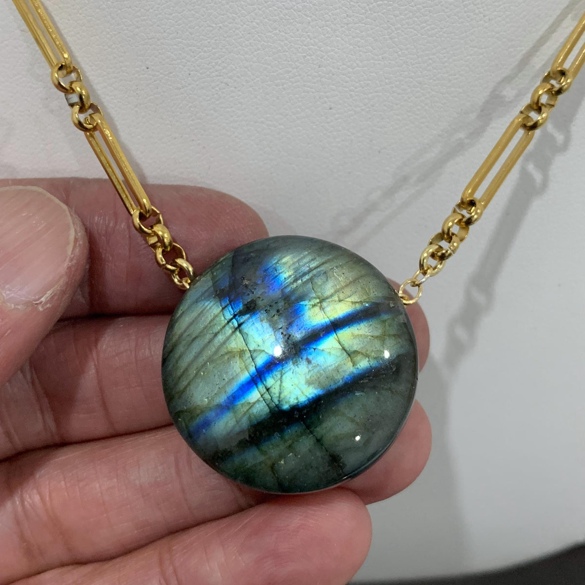 . flashy labradorite round pendant
