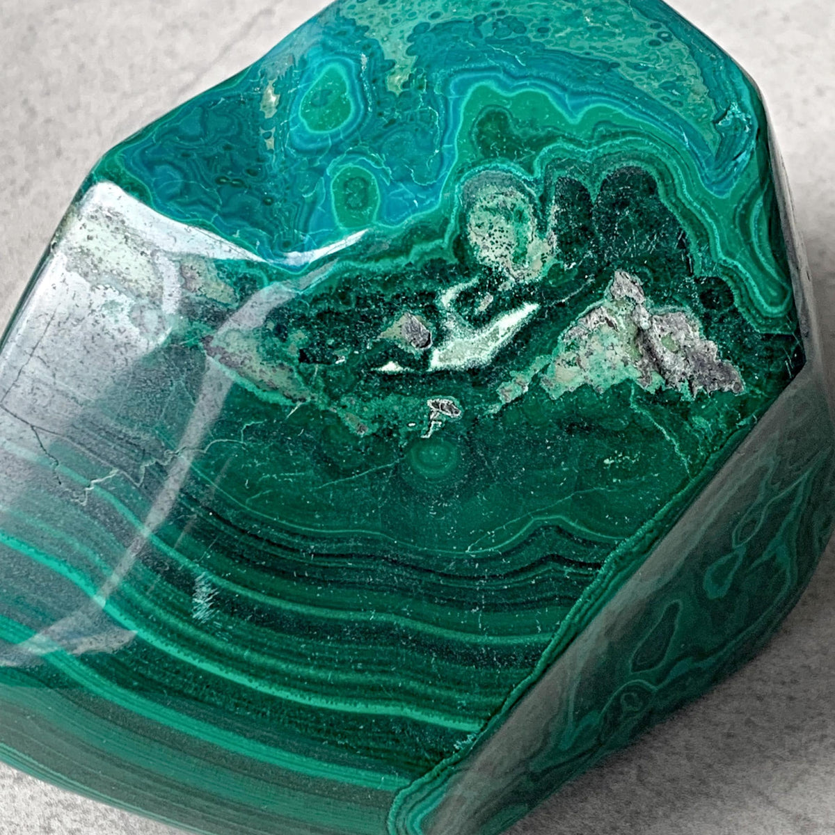 Self standing malachite crystal