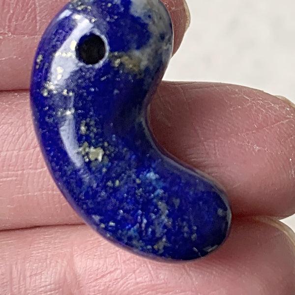 lapis magatama carving