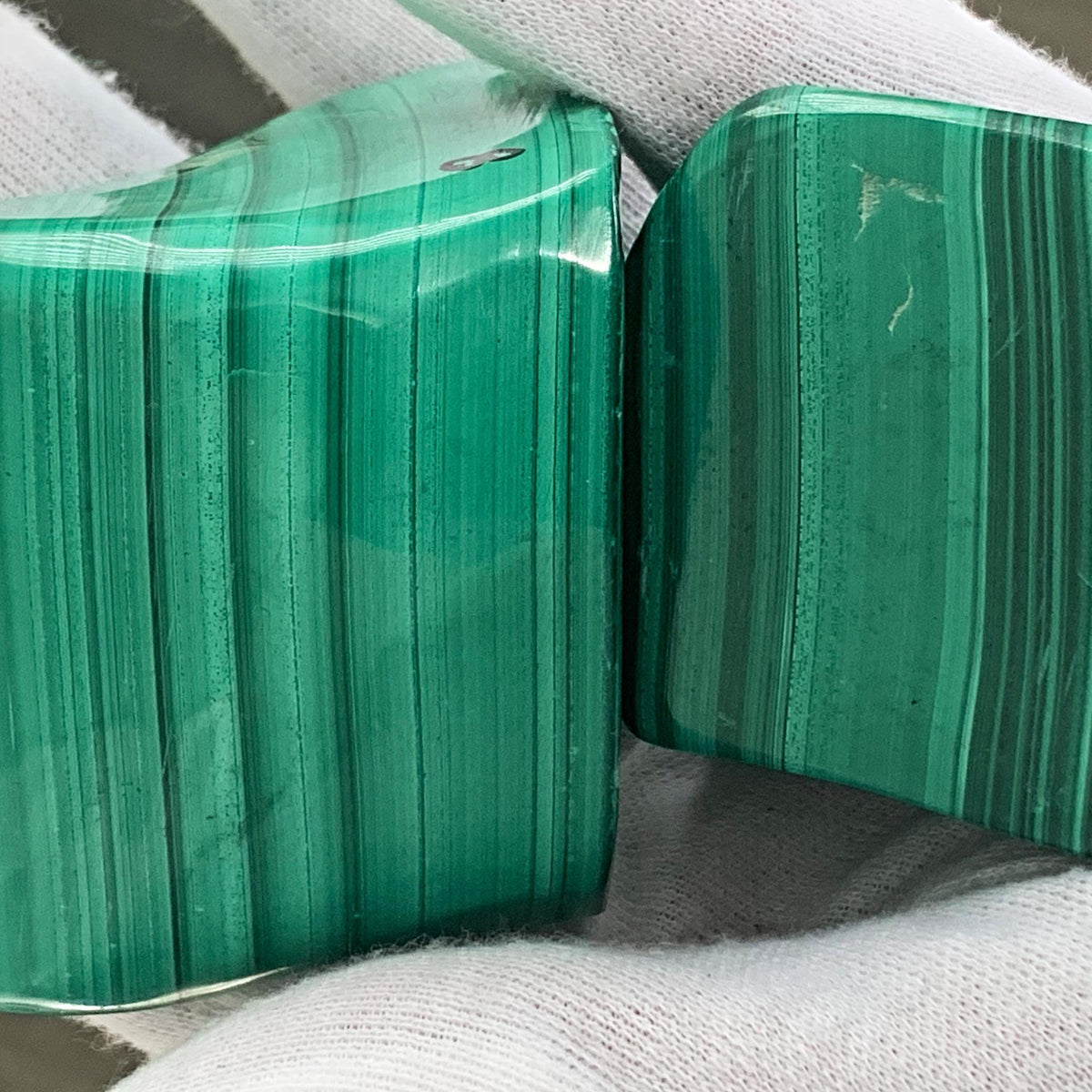 Natural malachite with concentric lines