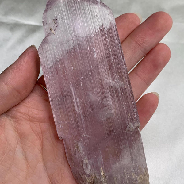 Faceting grade pink kunzite spodumene crystal