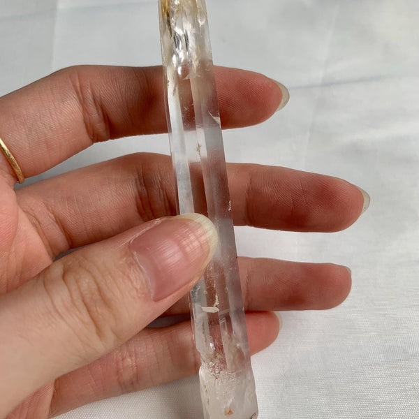 Long natural quartz laser formation measuring 118mm